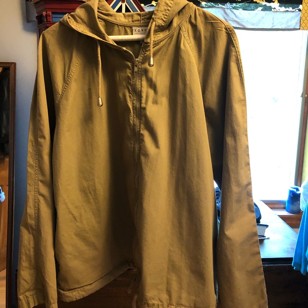 Women’s lightweight hooded jacket